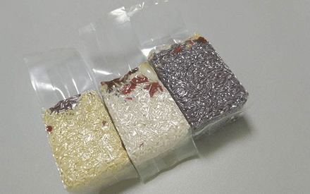 真空包裝袋為增加其性能通常采用多種材質(zhì)復(fù)合而成，常見的復(fù)合方法有：干法復(fù)合、擠出復(fù)合、共擠出復(fù)合、無溶劑復(fù)合、涂布復(fù)合、蒸鍍復(fù)合、熱熔膠復(fù)合等。其中干法復(fù)合是國內(nèi)復(fù)合真空包裝袋材料生產(chǎn)中應(yīng)用較為廣泛的，那么，真空包裝袋為什么大多采用干法復(fù)合？